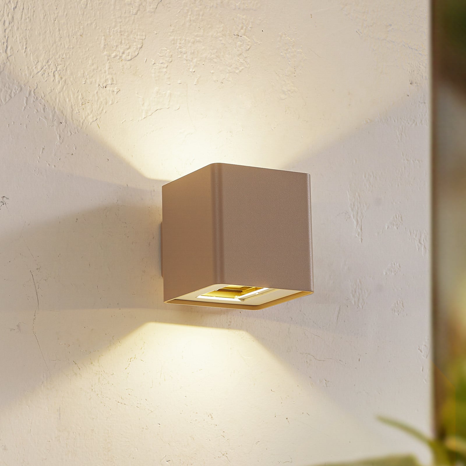 Aaron udendørs LED-væglampe, beige, IP54, op/ned - Lucande - Terrasse - Moderne - Aluminium - Med én lyskilde