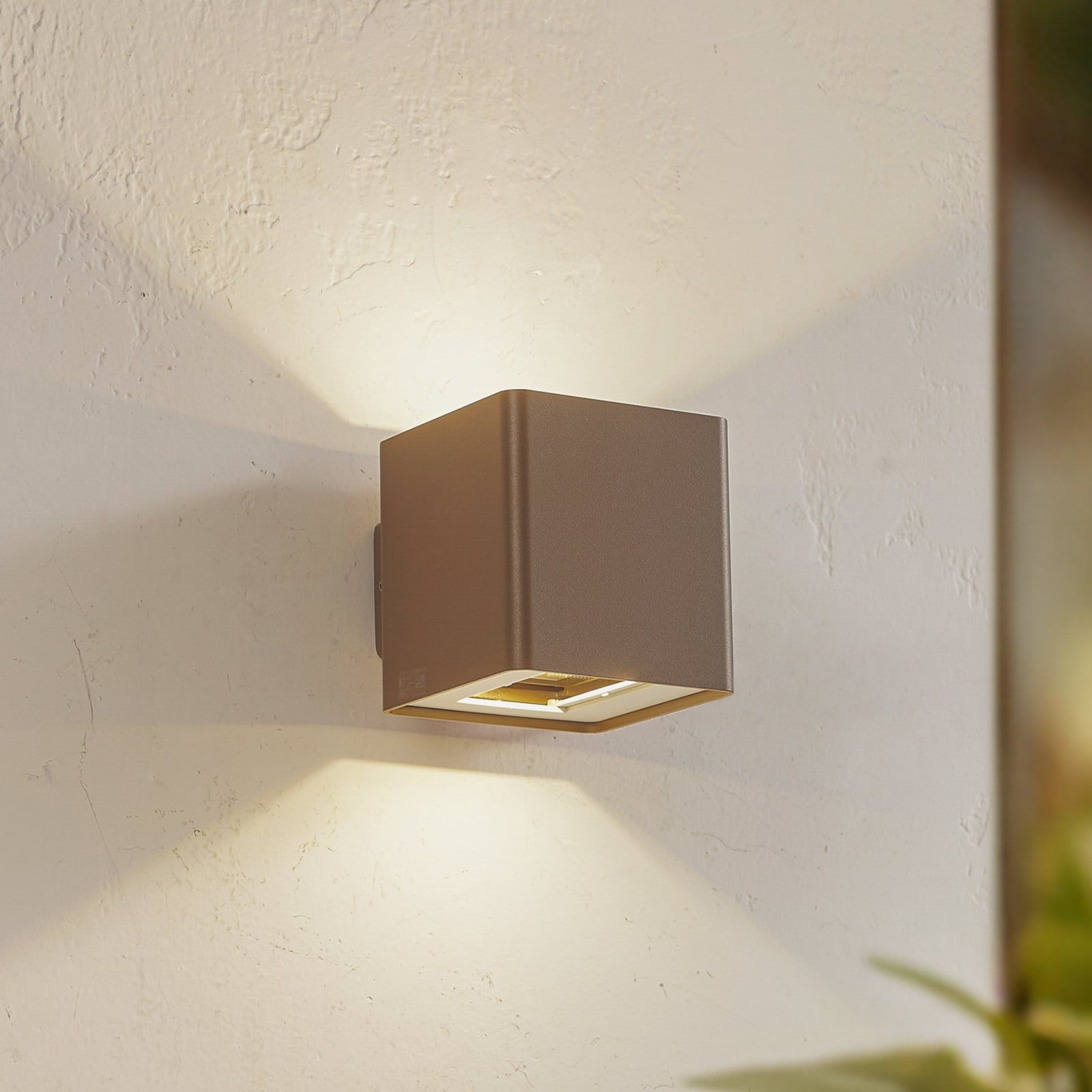 Aaron udendørs LED-væglampe, brun, IP54, op/ned - Lucande - Terrasse - Moderne - Aluminium - Med én lyskilde