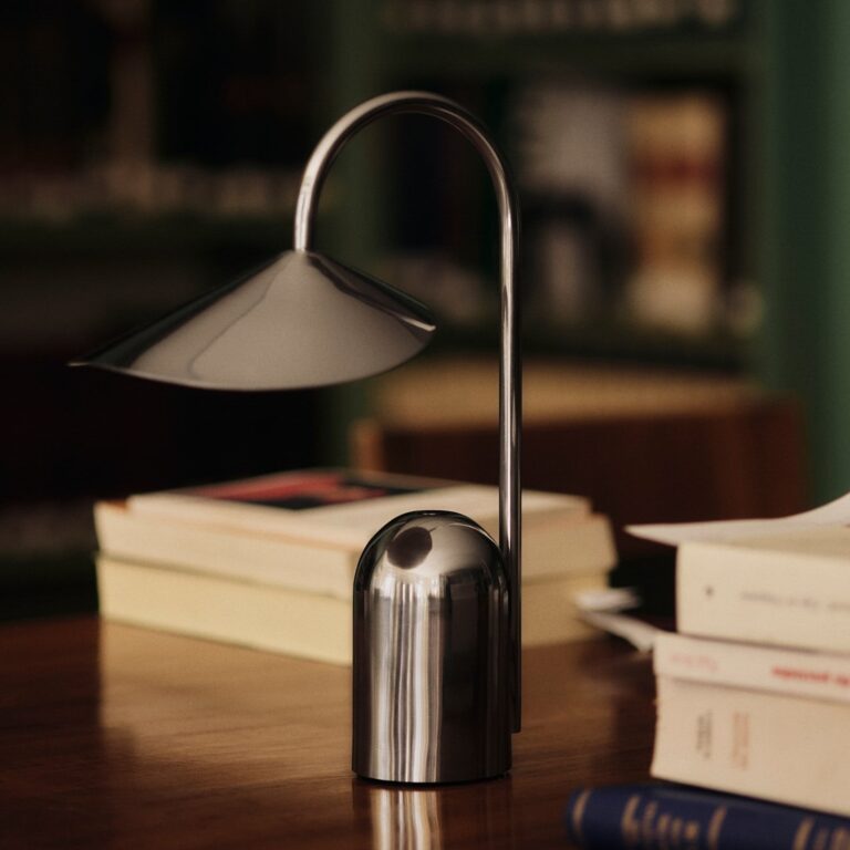Arum LED-batteridrevet bordlampe, stål, højde 30 cm ferm LIVING - Stue - Design - Rustfrit stål - Med én lyskilde