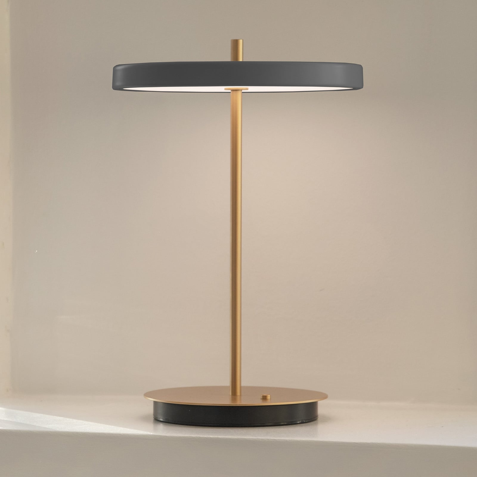 Asteria Move LED-bordlampe med batteri, grå/messing, 31 cm - UMAGE - Stue - Design - Metal - Med skærm