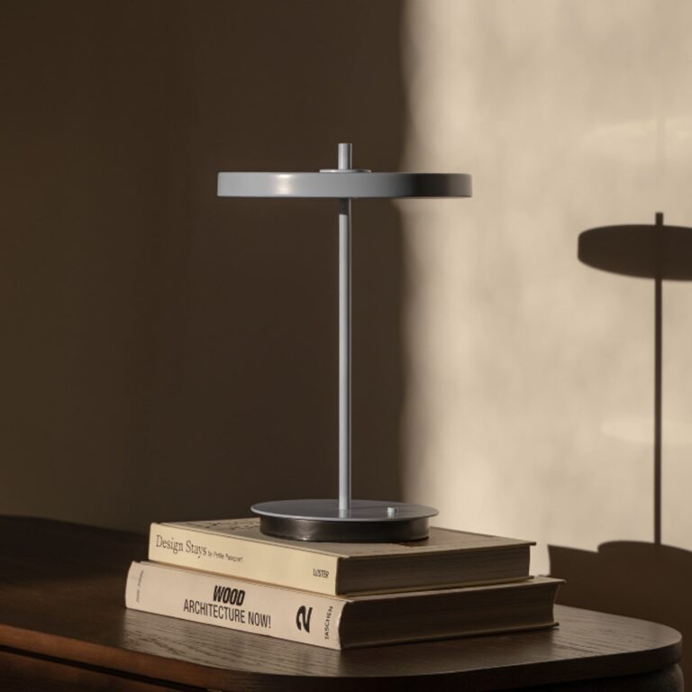 Asteria Move LED-bordlampe med batteri, lyseblå, 31 cm – UMAGE - Stue - Design - Metal - Med skærm