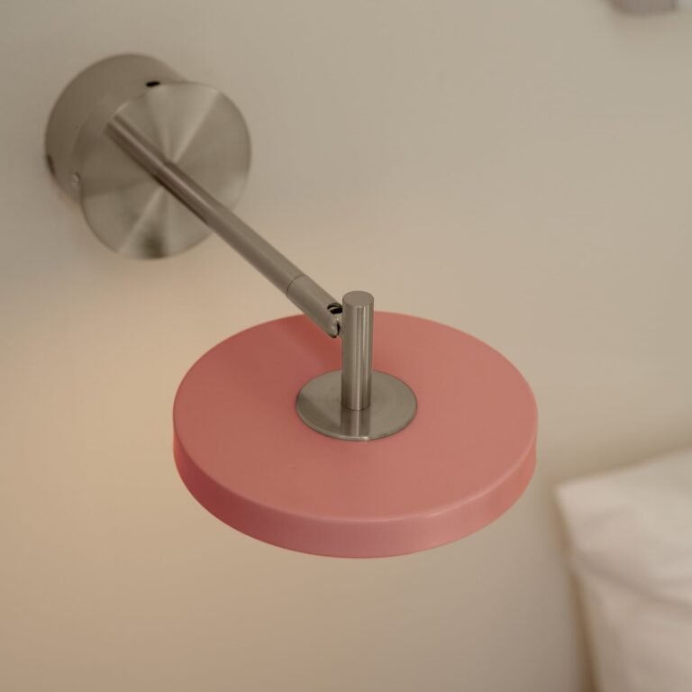 Asteria Short LED-væglampe, lyserød, stål, fast tilslutning – UMAGE - Stue - Design - Metal - Med én lyskilde