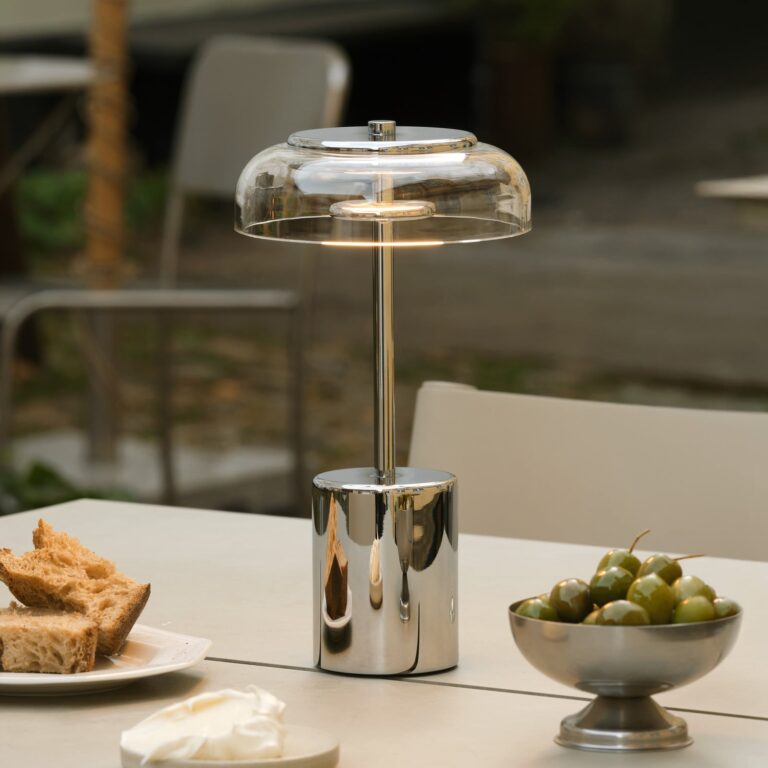Blossi LED-batteridrevet bordlampe, højde 26 cm, krom/klar - Nuura Nuura Aps - Terrasse - Moderne - Metal - Med én lyskilde