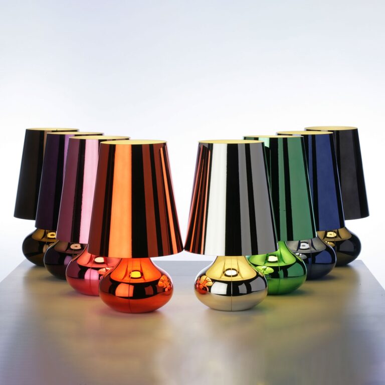 Cindy LED-bordlampe, blå metallic – Kartell - Stue - Design - Plastik - Med skærm