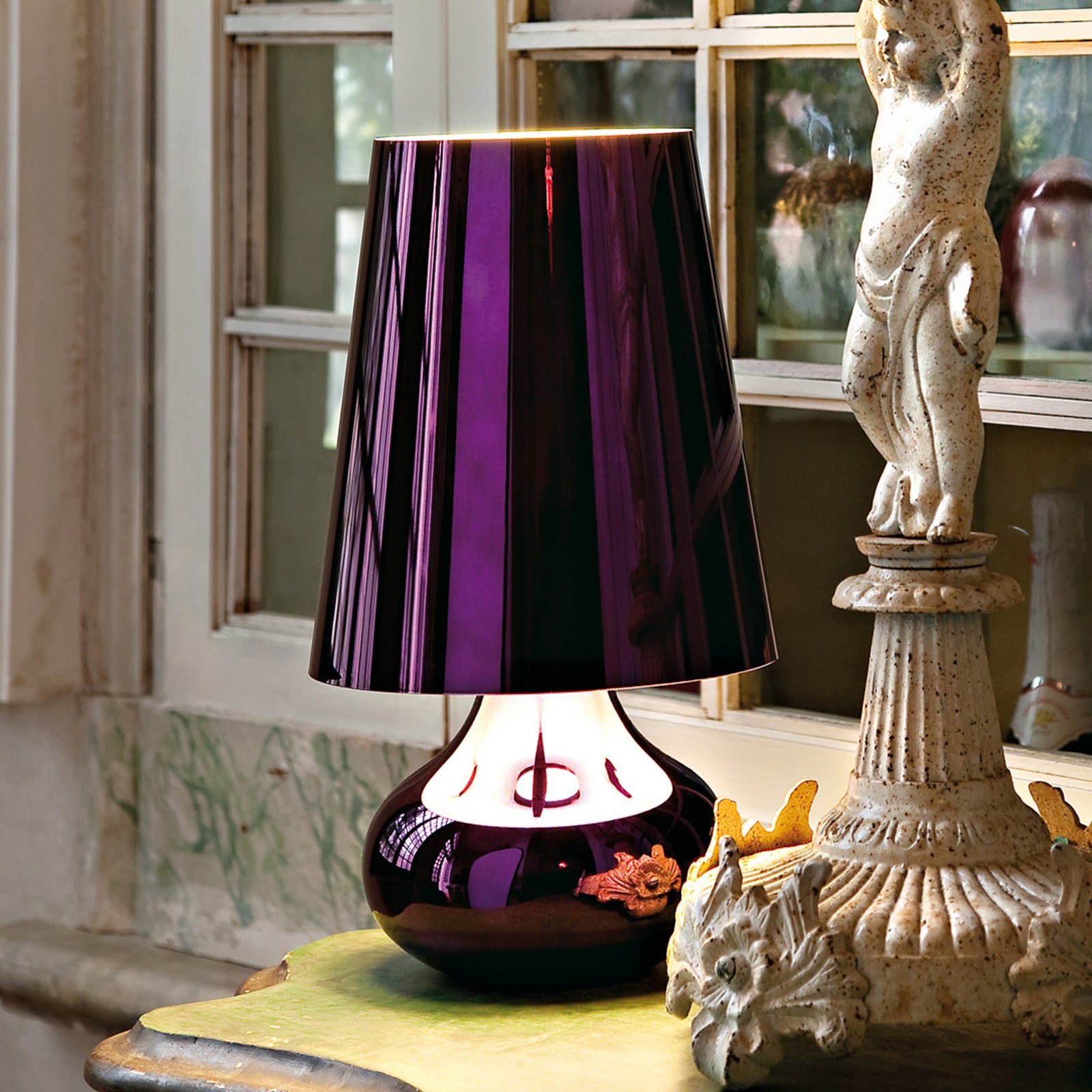 Cindy LED-bordlampe, violet metallic – Kartell - Stue - Design - Plastik - Med skærm