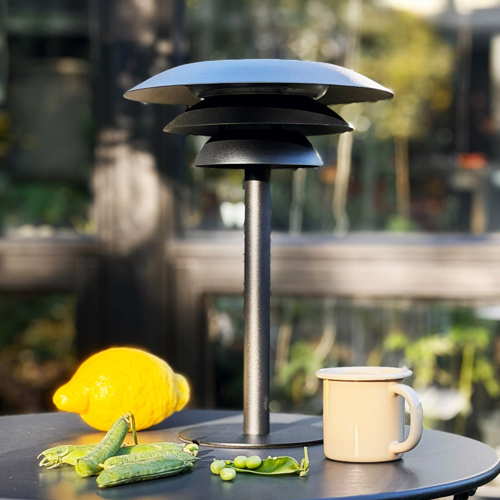 DL25 Solar LED-bordlampe, sort, metal – Dyberg Larsen - Terrasse - Design - Med én lyskilde