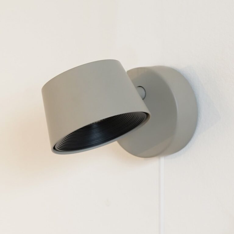 Direction Short LED-væglampe, grå, 9 cm, touch-dæmpning – Antidark - Stue - Moderne - Metal - Med én lyskilde