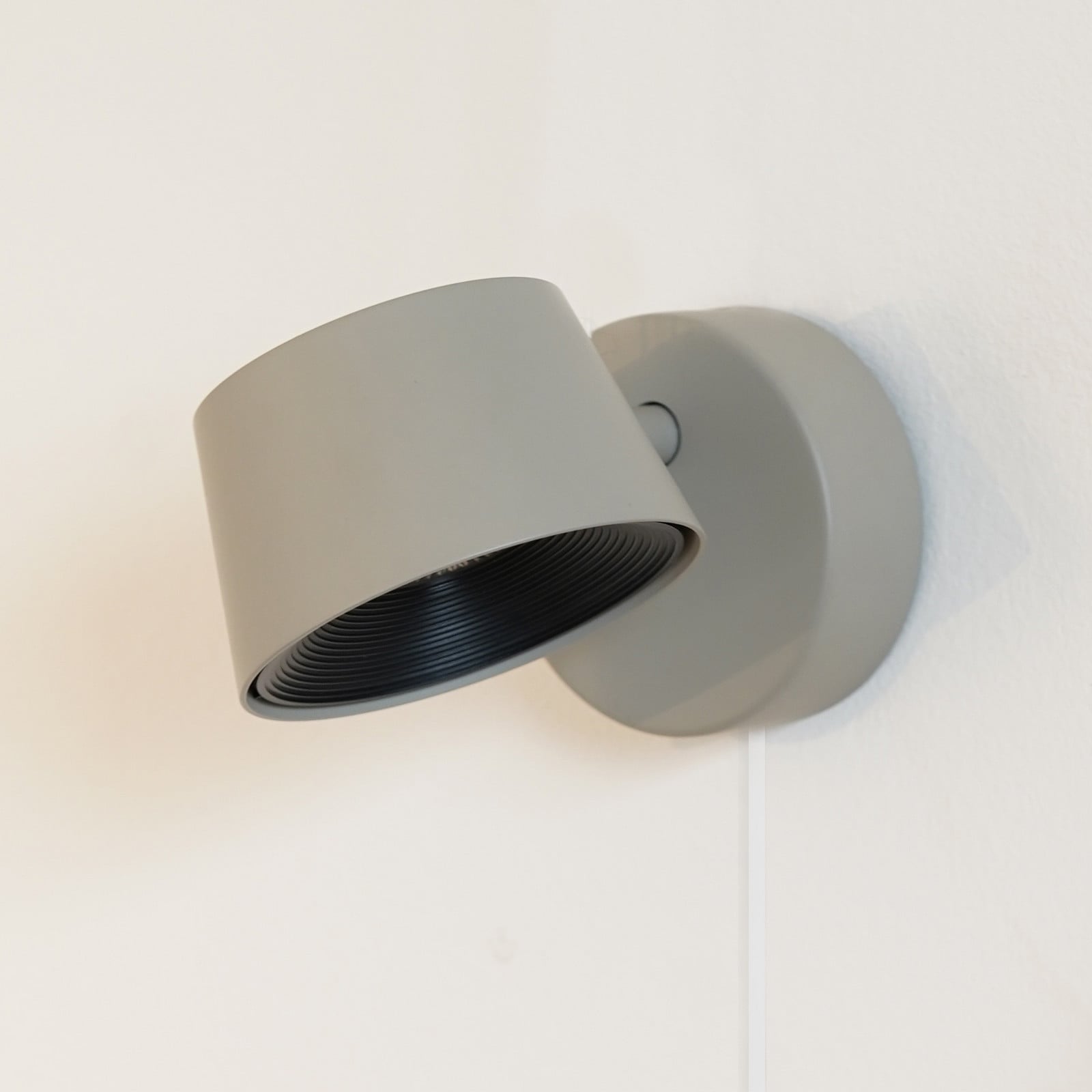 Direction Short LED-væglampe, grå, 9 cm, touch-dæmpning – Antidark - Stue - Moderne - Metal - Med én lyskilde