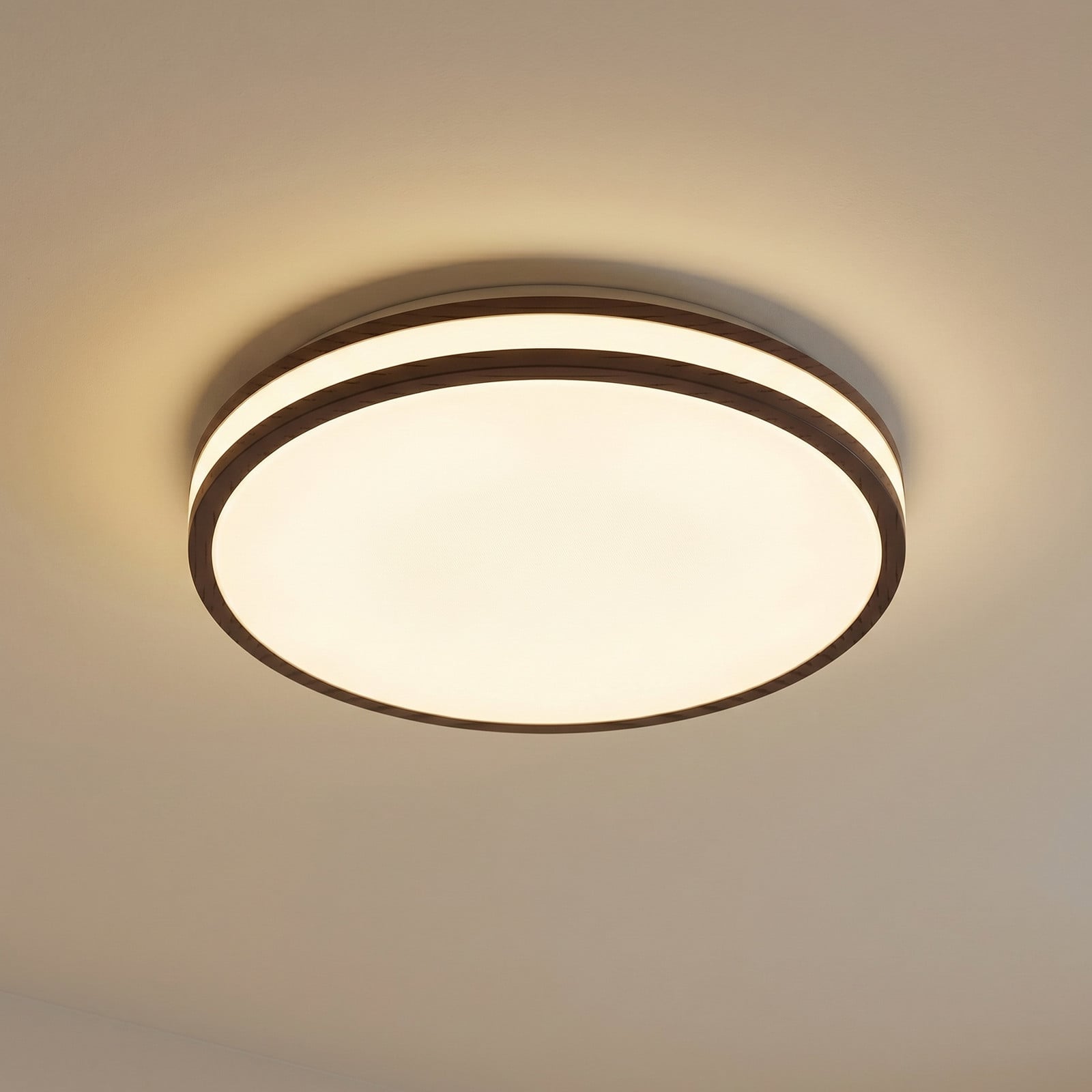Emiva LED-loftlampe, mørkt træ, CCT, Ø 40 cm Lindby - Stue - Moderne - Med én lyskilde