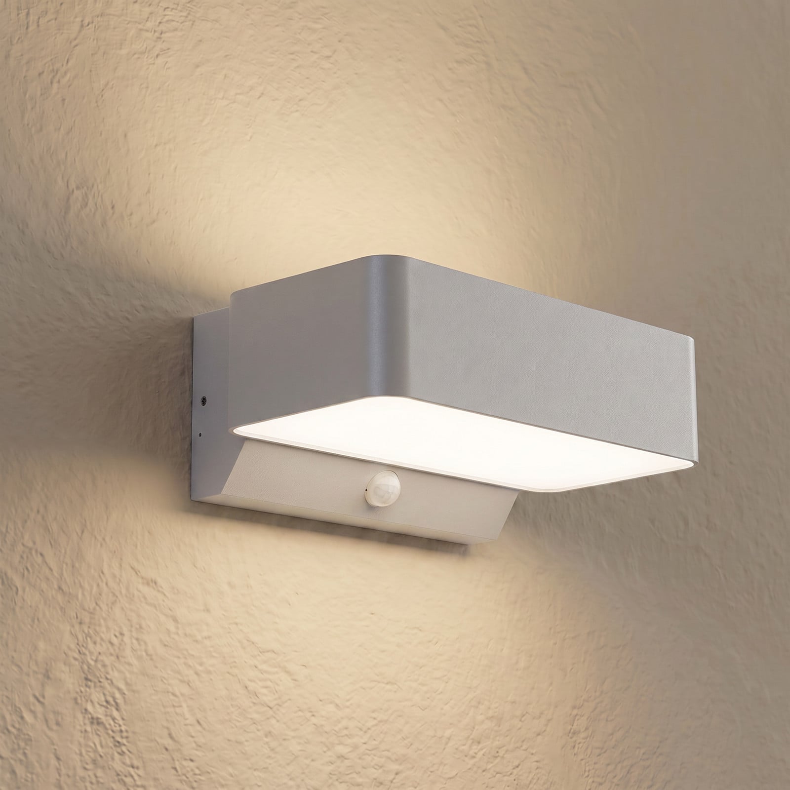 Fando udendørs LED-væglampe, mat sølv, sensor, IP44 – Lucande - Aluminium - Kantet
