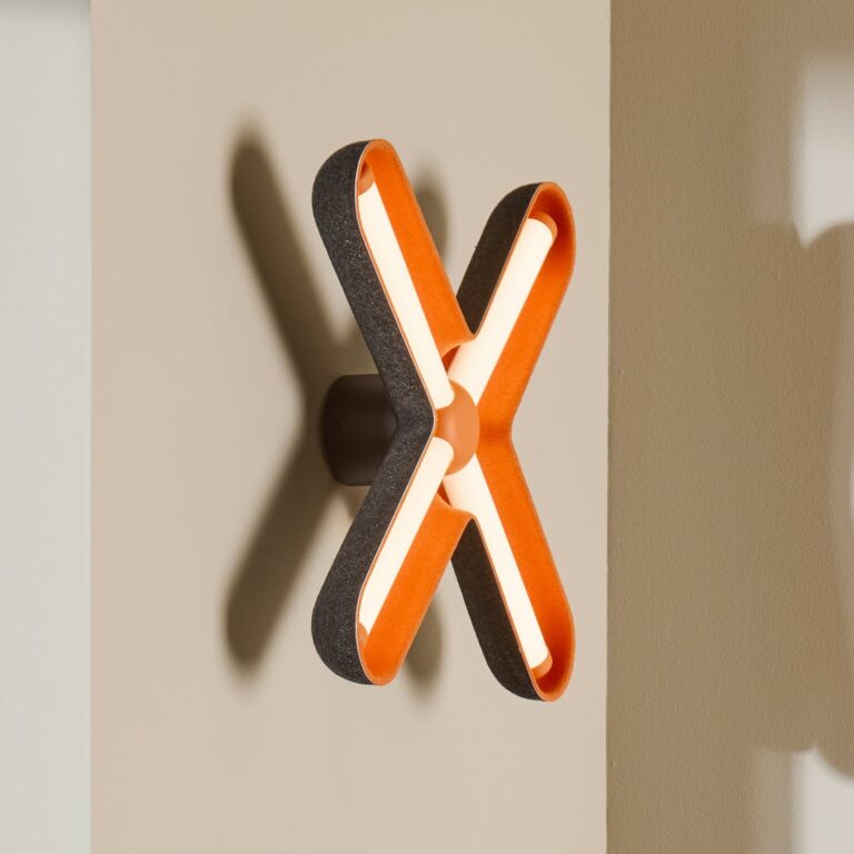 Fuzz LED-væglampe, orange/sort, 50 cm – LOOM DESIGN - Stue - Moderne - Aluminium - Med én lyskilde