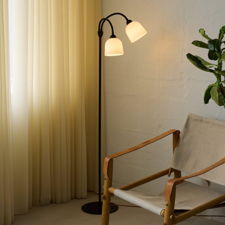 GLOW gulvlampe, sort, højde 130 cm, 2 lyskilder – Halo Design - Stue - Metal - Med flere lyskilder