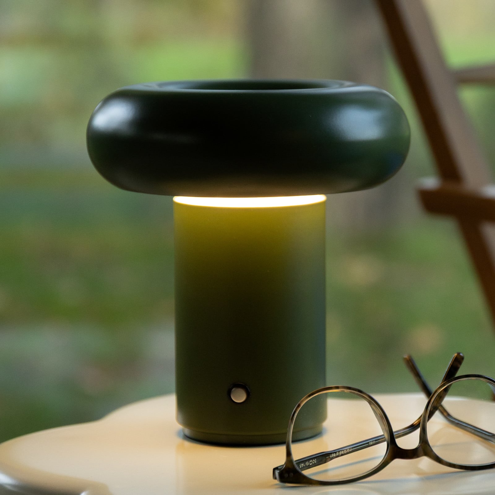 Glimpse bærbar LED-bordlampe, mosgrøn, IP44 – &Klevering - Soveværelse - Design - Metal - Med én lyskilde
