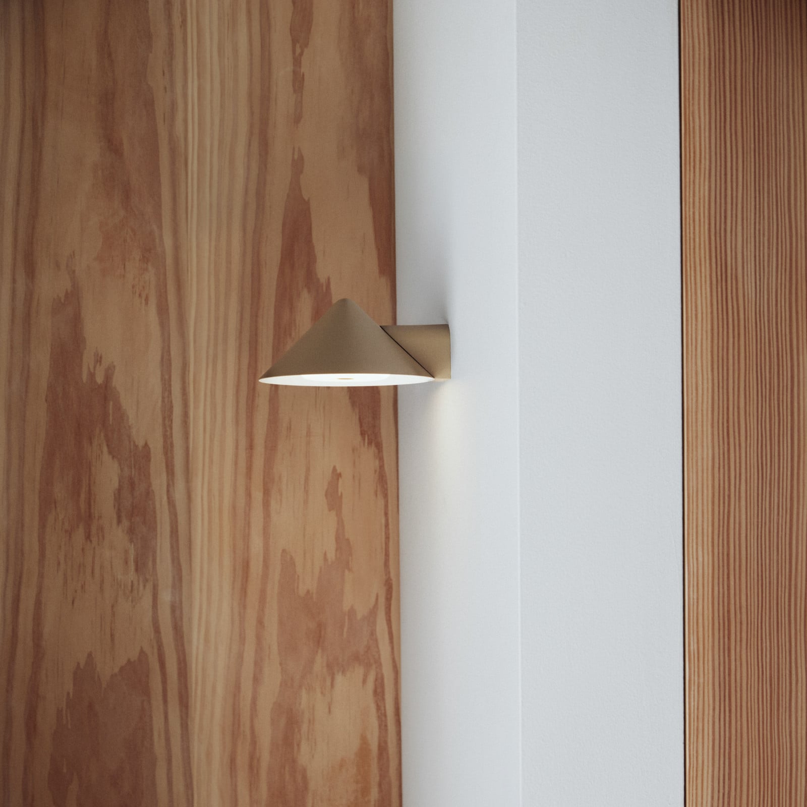 Grasp LED-væglampe med batteri, sandgrå, bredde 15 cm – FRANDSEN - Entré - Design - Metal - Med én lyskilde