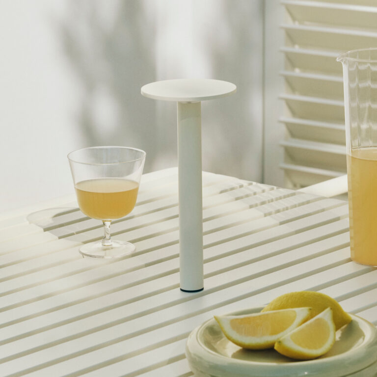HOST BÆRBAR LED-bordlampe med batteri, cremehvid 22 cm IP44 HOST PORTABLE HAY - Stue - Moderne - Aluminium - Med skærm
