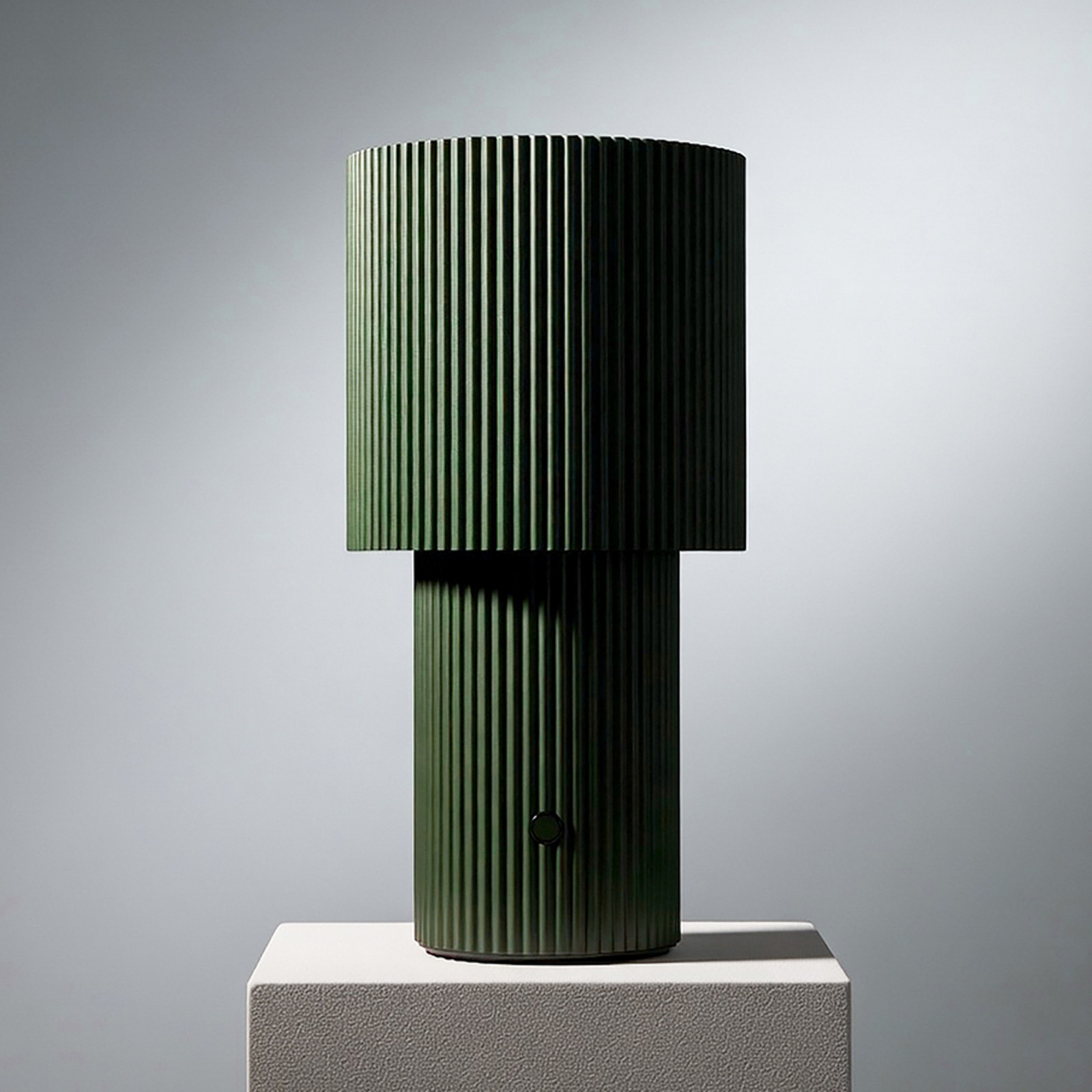 Iluma LED-bordlampe med batteri, olivengrøn, højde 22,1 cm – Herstal Belid - Stue - Moderne - Aluminium - Med én lyskilde