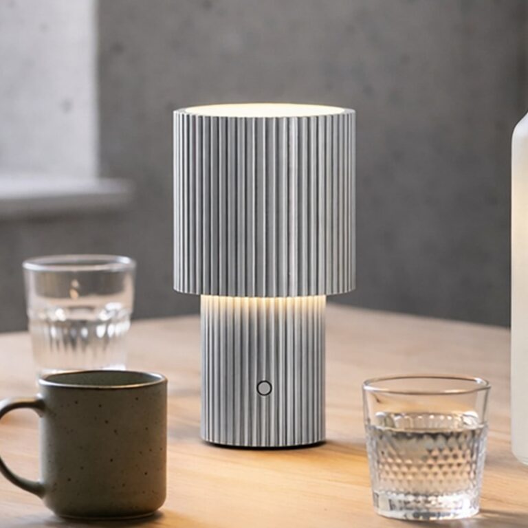 Iluma LED-bordlampe med genopladeligt batteri, sølvfarvet, højde 22,1 cm – Herstal - Stue - Moderne - Aluminium - Med én lyskilde