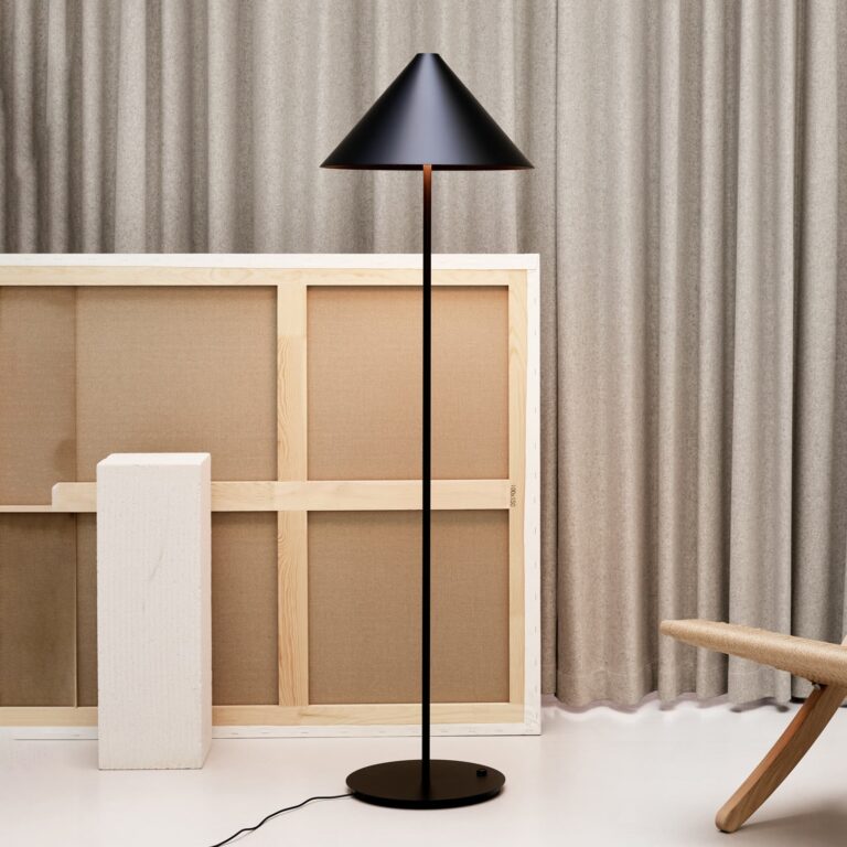 Keglen 400 LED Gulvlampe Dim-to-Warm Black Louis Poulsen - Stue - Design - Metal - Med skærm