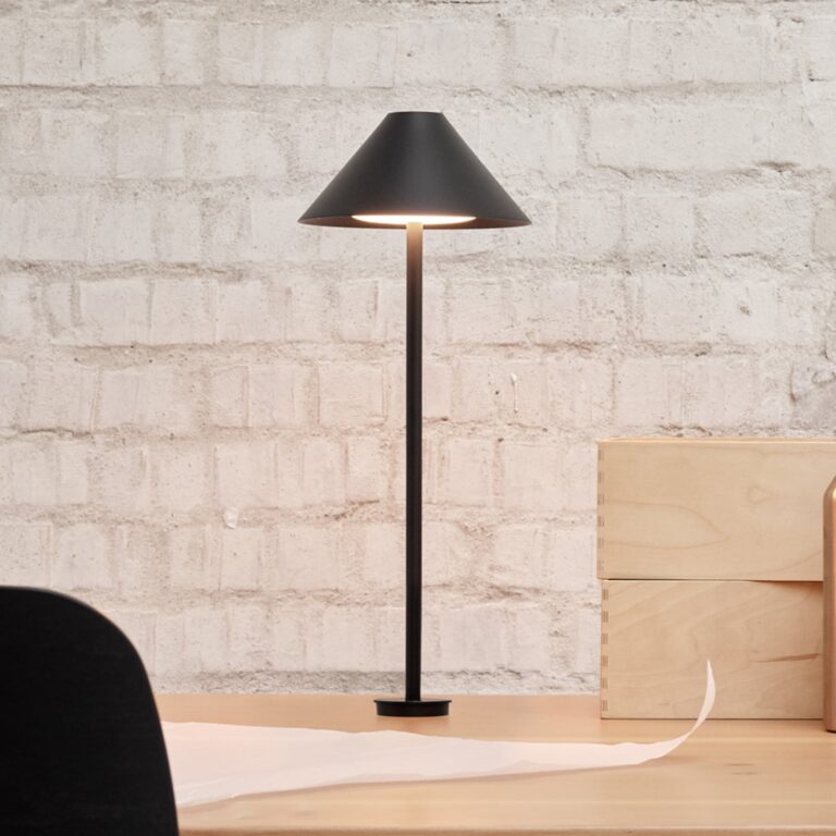 Keglen LED-bordlampe, sort, med stik, CCT Louis Poulsen - Stue - Design - Metal - Med skærm