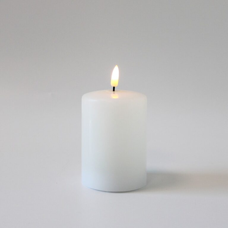 LED Bloklys 10cm høj, smelte-look, flammeeffekt - Ø7,5cm, 10cm høj, virker m. fjernbetj, ægte stearin