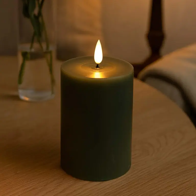 LED Bloklys 10cm høj, smelte-look, flammeeffekt - Ø7,5cm, 10cm høj, virker m. fjernbetj, ægte stearin, Dyb grøn