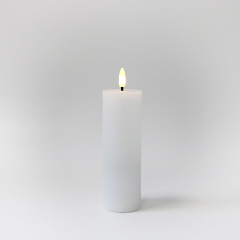 LED Bloklys 15cm høj, flammeeffekt, hvid - Ø5cm, virker m. fjernbetj, timer, ægte stearin