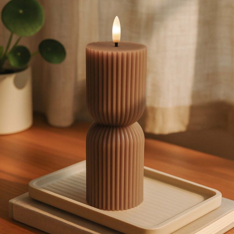 LED Timeglas lys 23cm høj, flammeeffekt, brun - Ø7,5cm, 23cm høj, virker m. fjernbetj, timer, ægte stearin