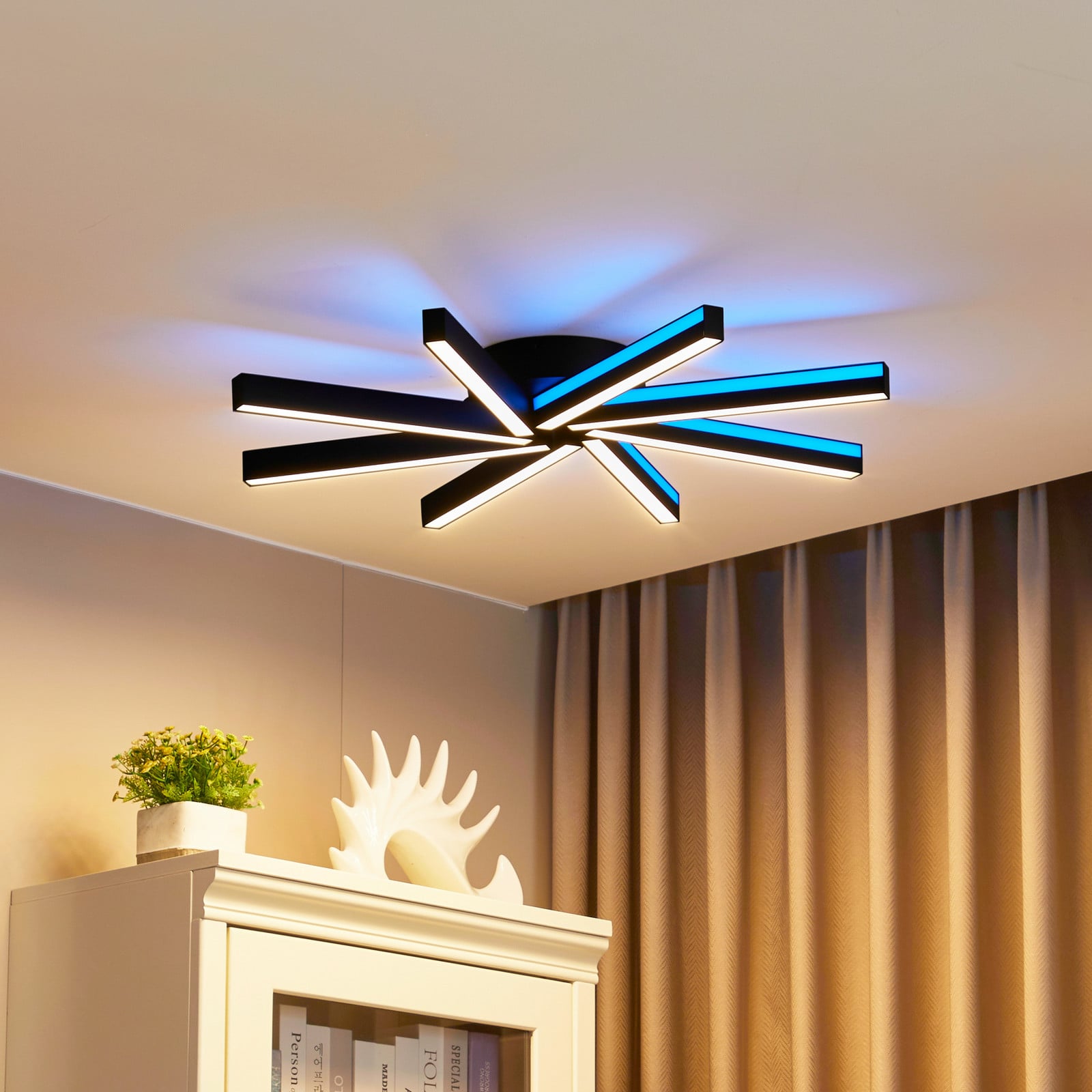 Lucande Smart LED-loftlampe Tjado, Ø70 cm, sort, RGBW - Stue - Moderne - Metal - Med flere lyskilder