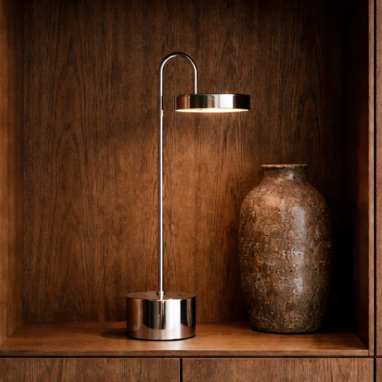MOOVELIGHT LED-bordlampe med batteri, krom, 35 cm – Dyberg Larsen - Stue - Design - Metal - Med én lyskilde