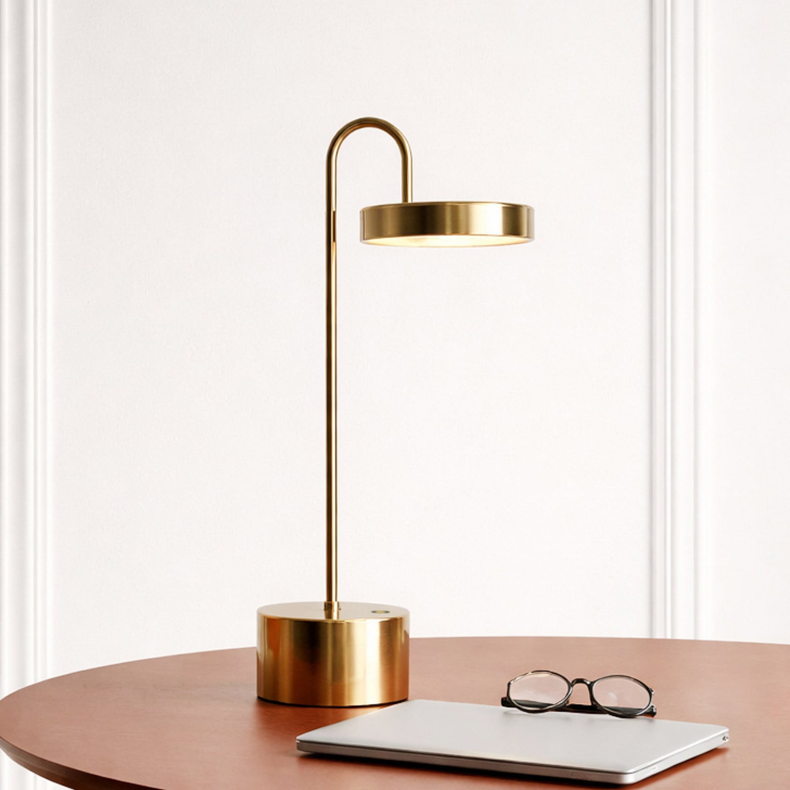 MOOVELIGHT LED-bordlampe med batteri, messing, 35 cm – Dyberg Larsen - Stue - Design - Metal - Med én lyskilde