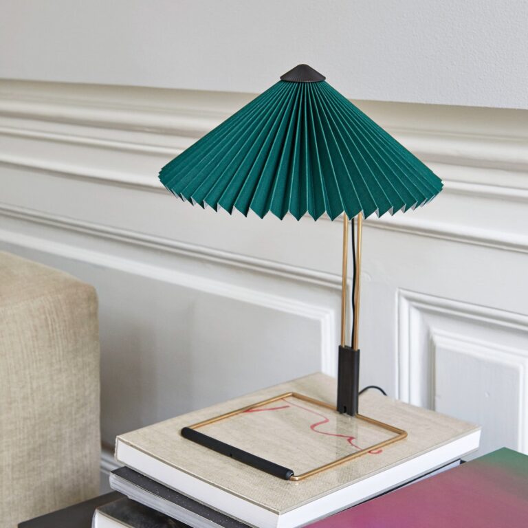Matin LED-bordlampe, grøn/messing, højde 38 cm - HAY Matin 300 - Stue - Design - Metal - Med skærm