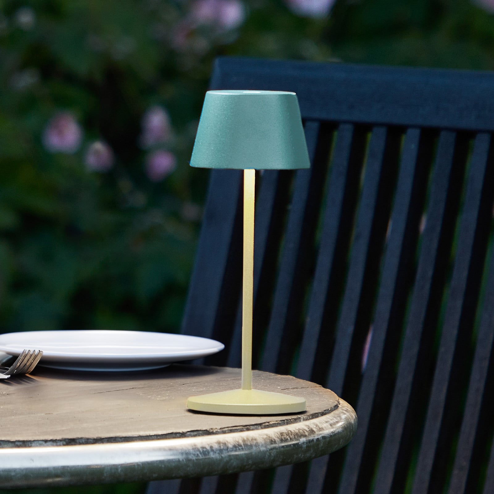 Modi Micro LED-batteridrevet bordlampe, IP65, grøn - LOOM DESIGN - Terrasse - Moderne - Aluminium - Med skærm