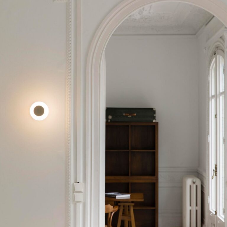 Moy LED-væglampe, guld/hvid, glasskærm FARO BARCELONA - Stue - Moderne - Rund