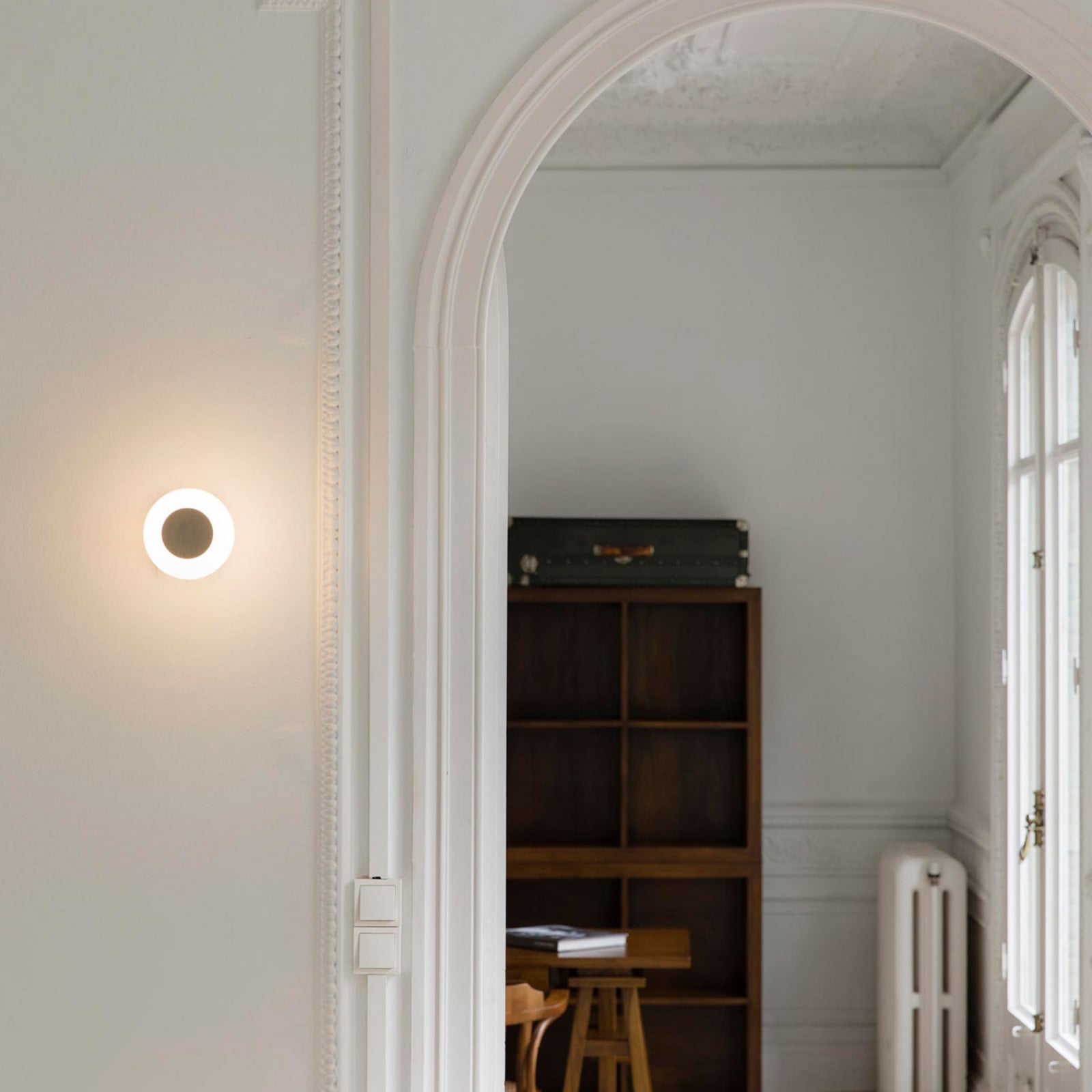 Moy LED-væglampe, guld/hvid, glasskærm FARO BARCELONA - Stue - Moderne - Rund