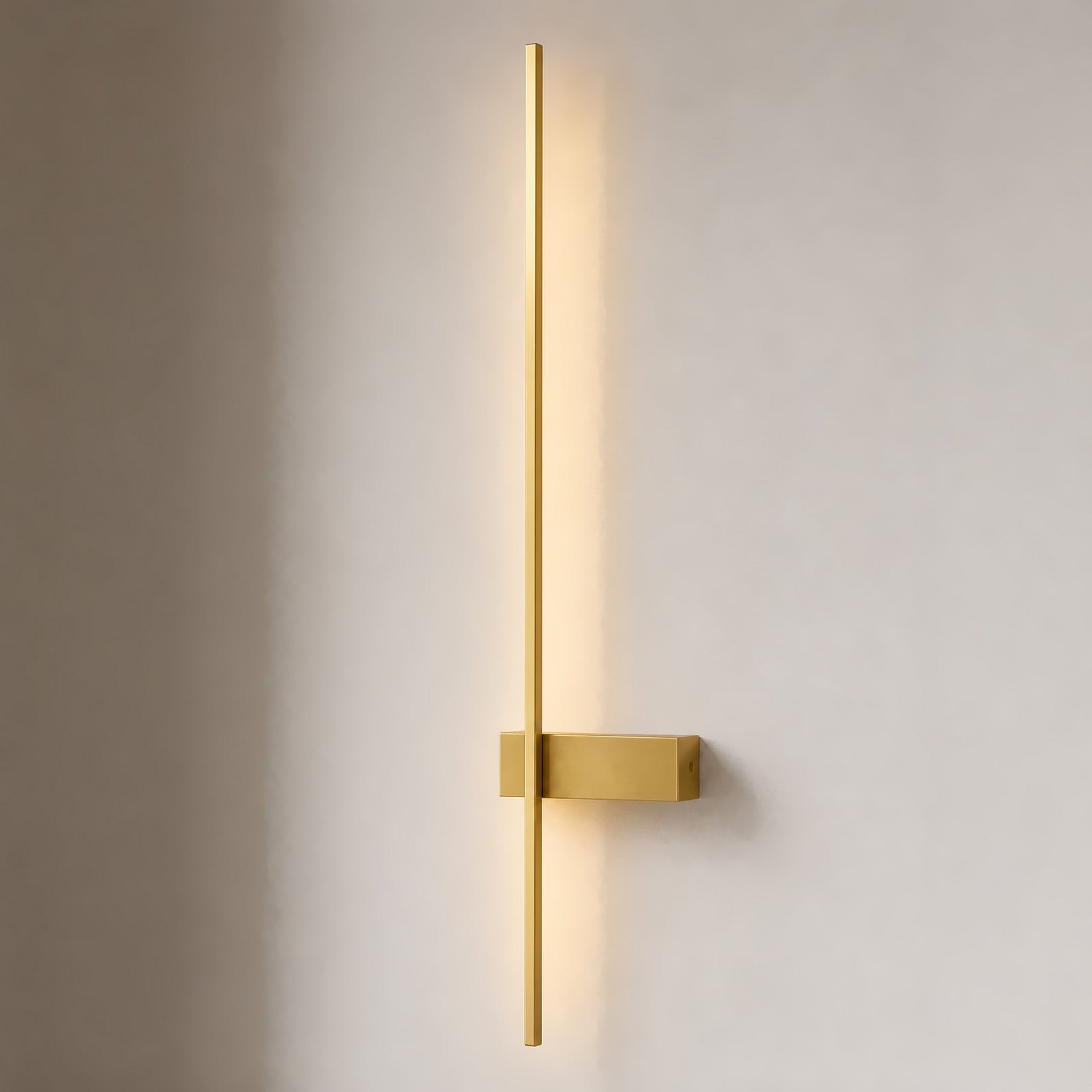Natsumi LED-væglampe, 90 cm, aluminium, messing – Lindby - Stue - Moderne - Kantet