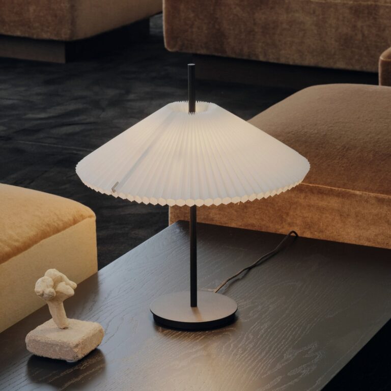 Nebra LED-bordlampe, sort/hvid, 45 cm, tekstil – New Works - Stue - Design - Metal - Med én lyskilde