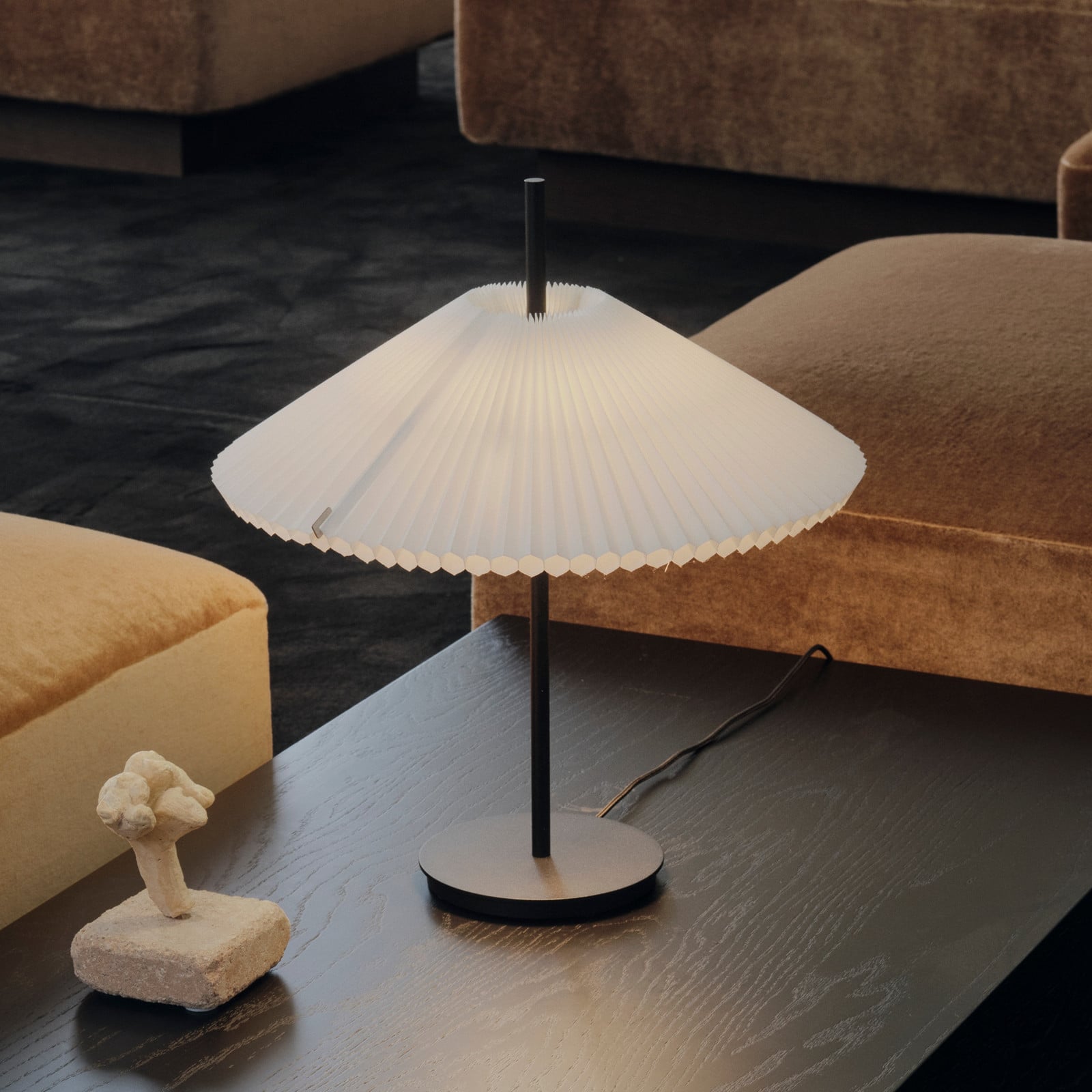 Nebra LED-bordlampe, sort/hvid, 45 cm, tekstil – New Works - Stue - Design - Metal - Med én lyskilde