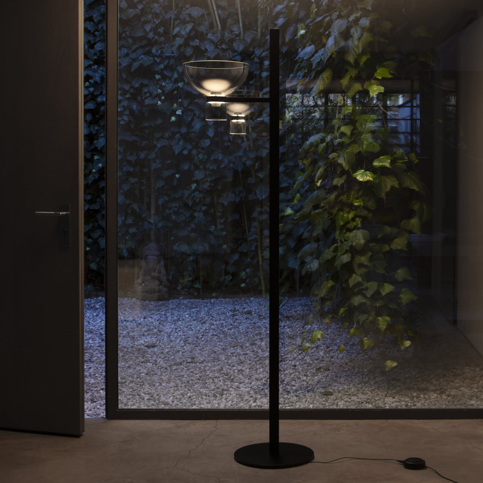 Nocturne F1 Bowl LED-gulvlampe, sort, højde 206 cm – FLOS - Stue - Design - Aluminium - Med skærm