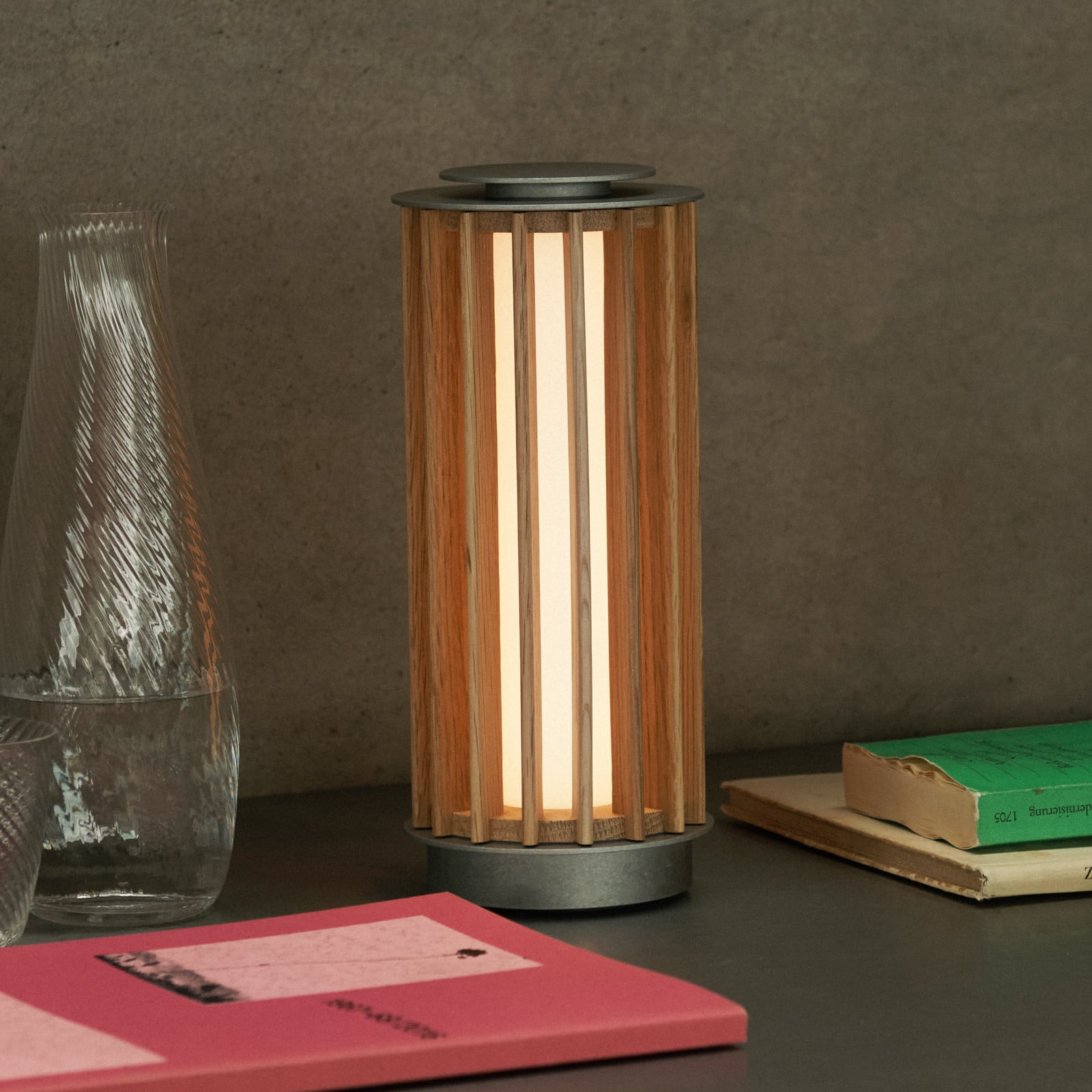 Numbra TY3 LED-bordlampe med batteri, eg, IP44, dæmpbar – &TRADITION - Stue - Design - Træ - Med én lyskilde