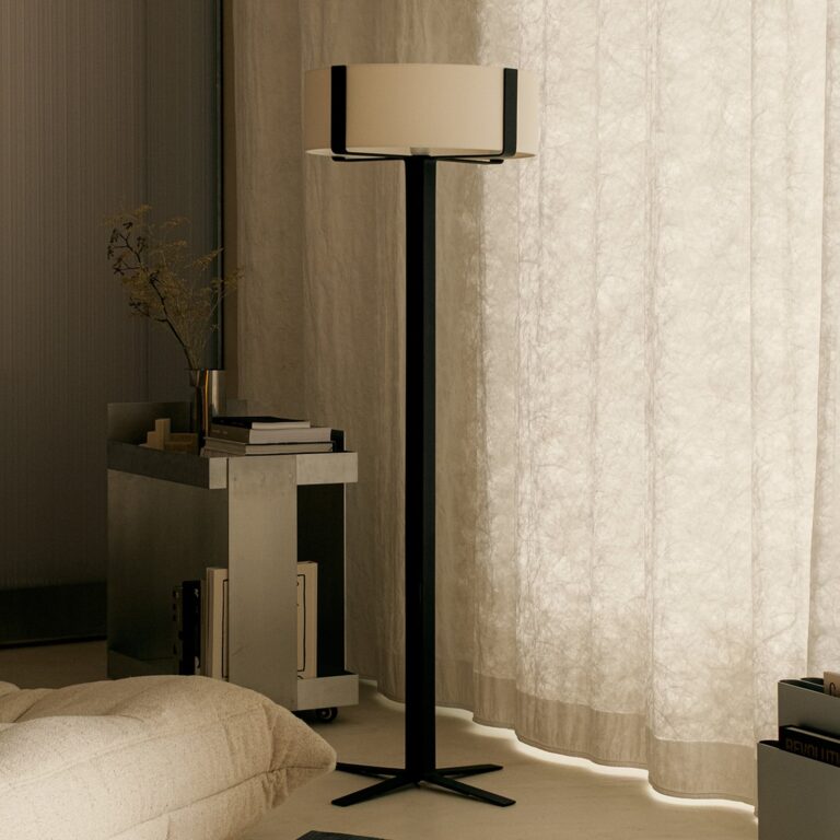 OKOLO gulvlampe, sort, 145 cm, metal/tekstil, E27-LED - GRUPA - Stue - Moderne - Stof / tekstil - Med én lyskilde