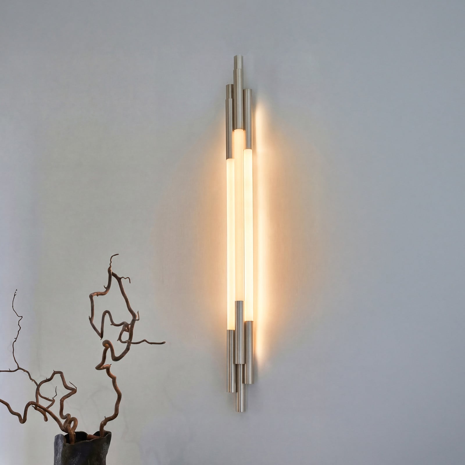 ORG LED-væglampe, højde 105 cm, nikkelfarvet, 2400 K – DCW - Entré - Design - Aluminium