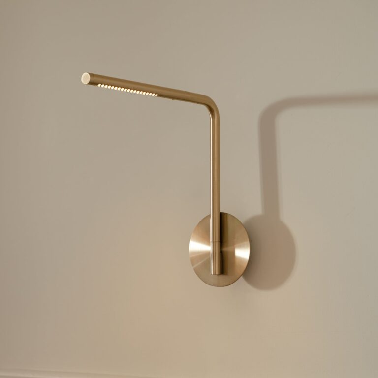 Omni Pivot LED-væglampe, messingfarvet, dæmpbar – UMAGE - Soveværelse - Design - Aluminium - Med én lyskilde