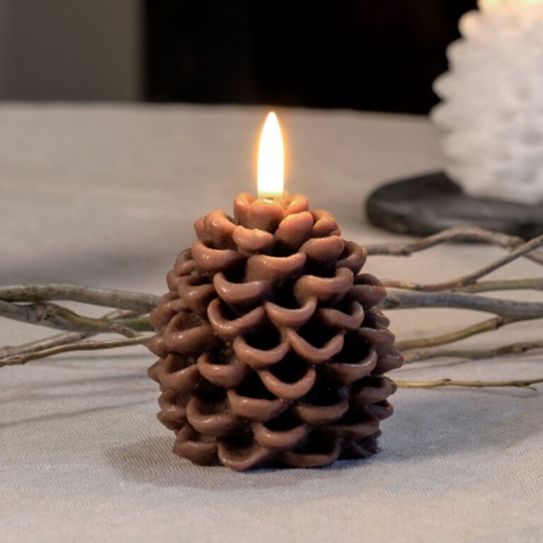 PINE CONE LED-stearinlys, brun, Ø 7 cm, voks - Uyuni Lighting - Stue - Andet - Med én lyskilde