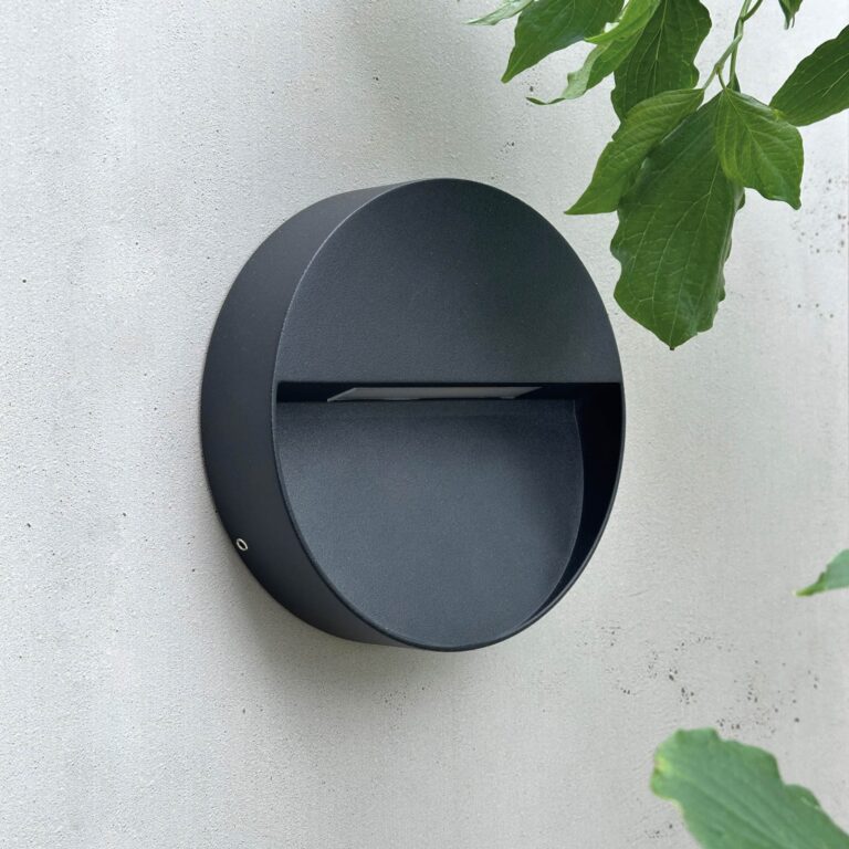 Pluto udendørs LED-væglampe, sort, Ø 15 cm – Dyberg Larsen - Design - Aluminium - Rund