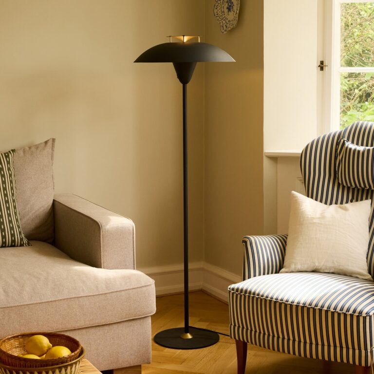 STEPP gulvlampe, sort, højde 140 cm, metal Halo Design - Stue - Skandinavisk - Med én lyskilde