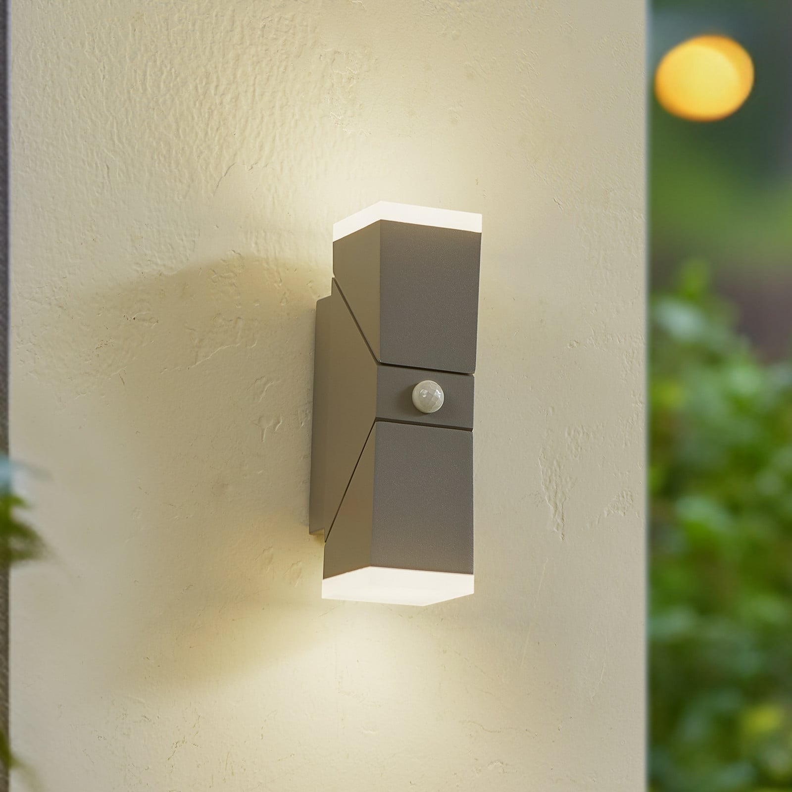 Sally udendørs LED-væglampe, 22 cm, grå, IP54, sensor – Lindby - Terrasse - Moderne - Aluminium - Med flere lyskilder