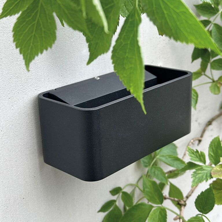 Saturn udendørs LED-væglampe, sort, 14,7 cm – Dyberg Larsen - Design - Aluminium - Med én lyskilde