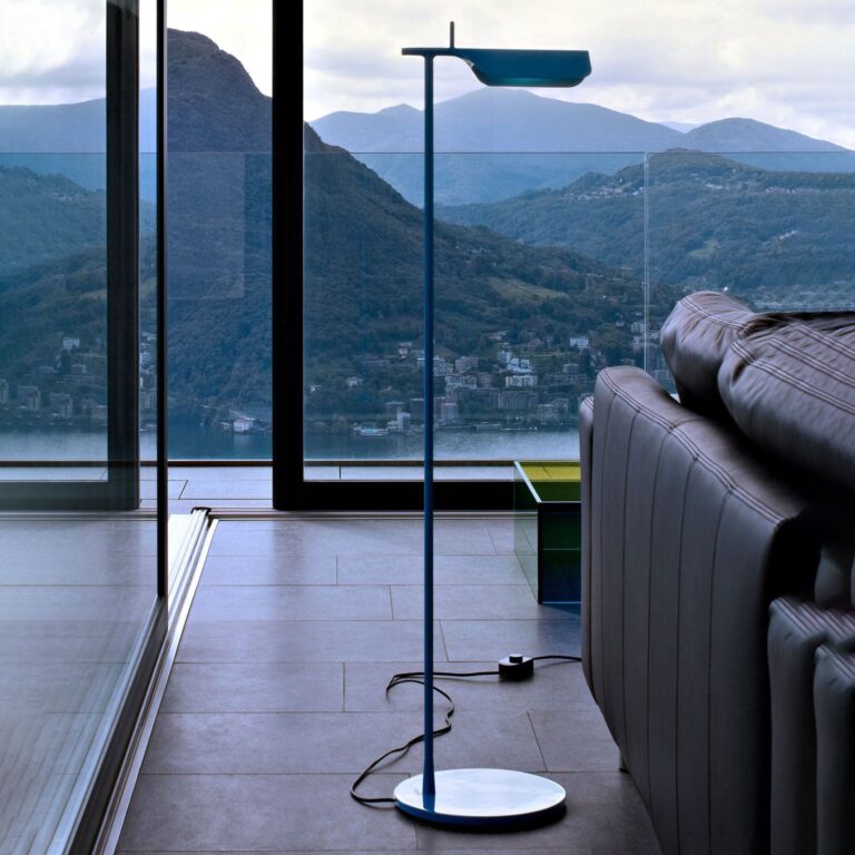 Tab F LED-gulvlampe Mat Blue FLOS - Stue - Design - Metal - Med én lyskilde