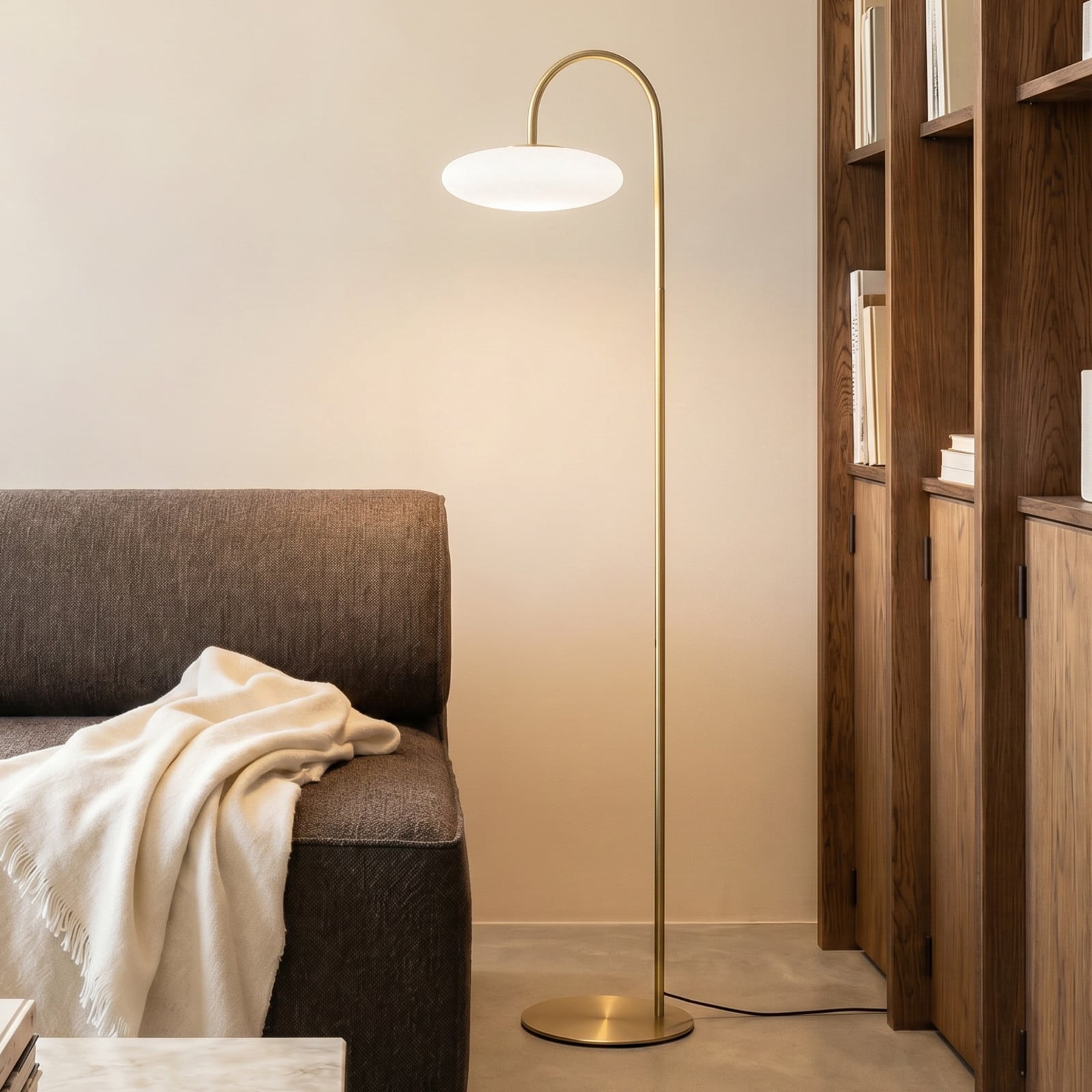 Tenebra LED-gulvlampe, messing/hvid, glas, højde 155 cm – Lucande - Stue - Moderne - Med én lyskilde