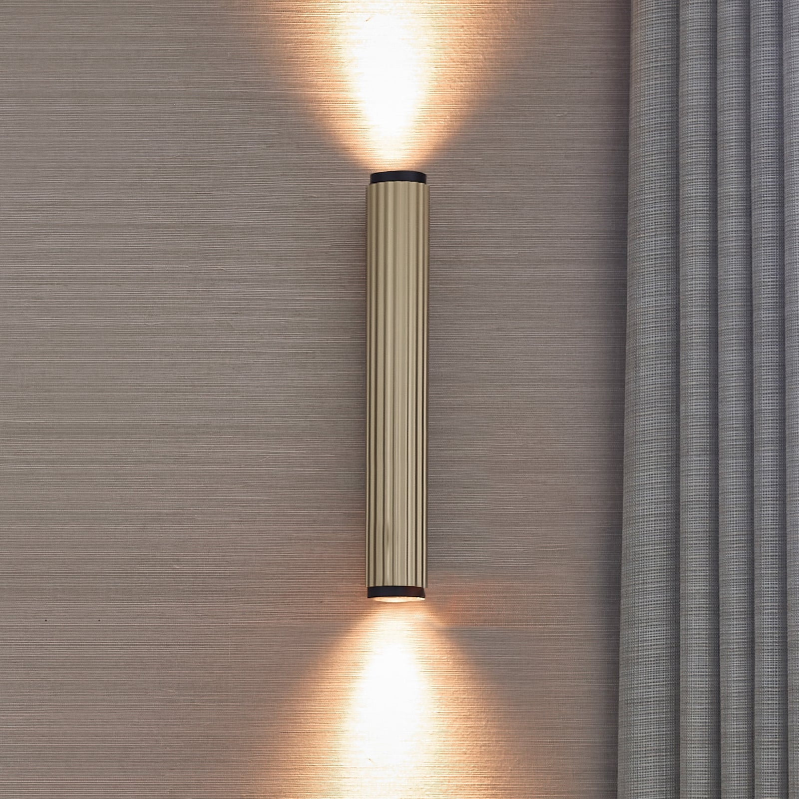 Velvet W1 Switch Tune LED-væglampe, messing - LIGHT-POINT - Stue - Moderne - Aluminium - Med én lyskilde